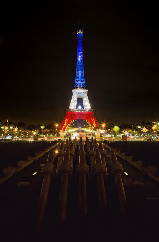 La tour Eiffel en bleu blanc rouge