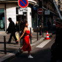 Jeune beauté en rouge