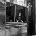 Le petit dans le bar à vin