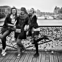 Jeunes filles sur le pont des arts