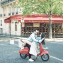 Le couple sur la vespa rouge
