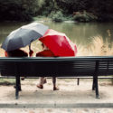 Parapluies sur un banc public