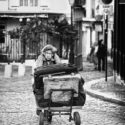 Le peintre arrive à Montmartre